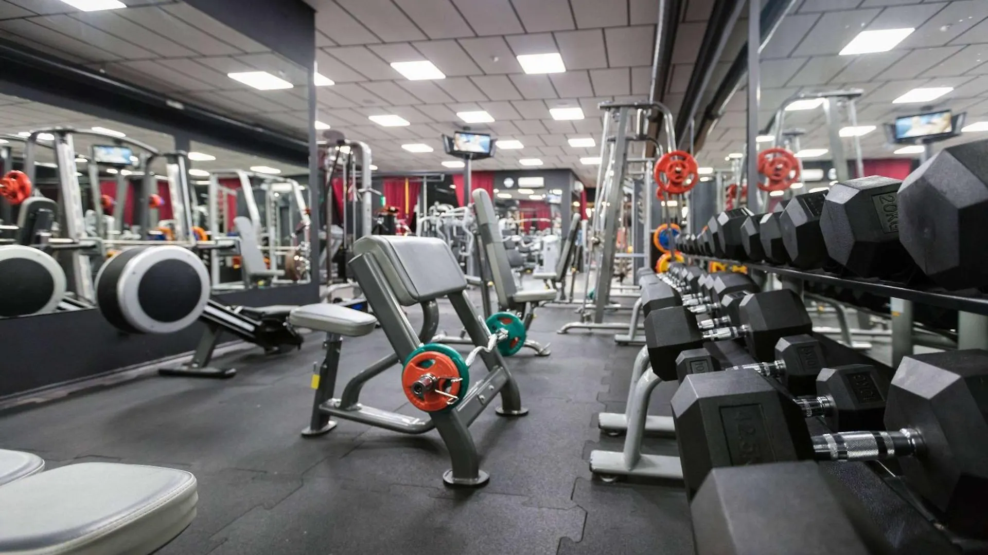 Ramada By Wyndham Sofia City Center Отель