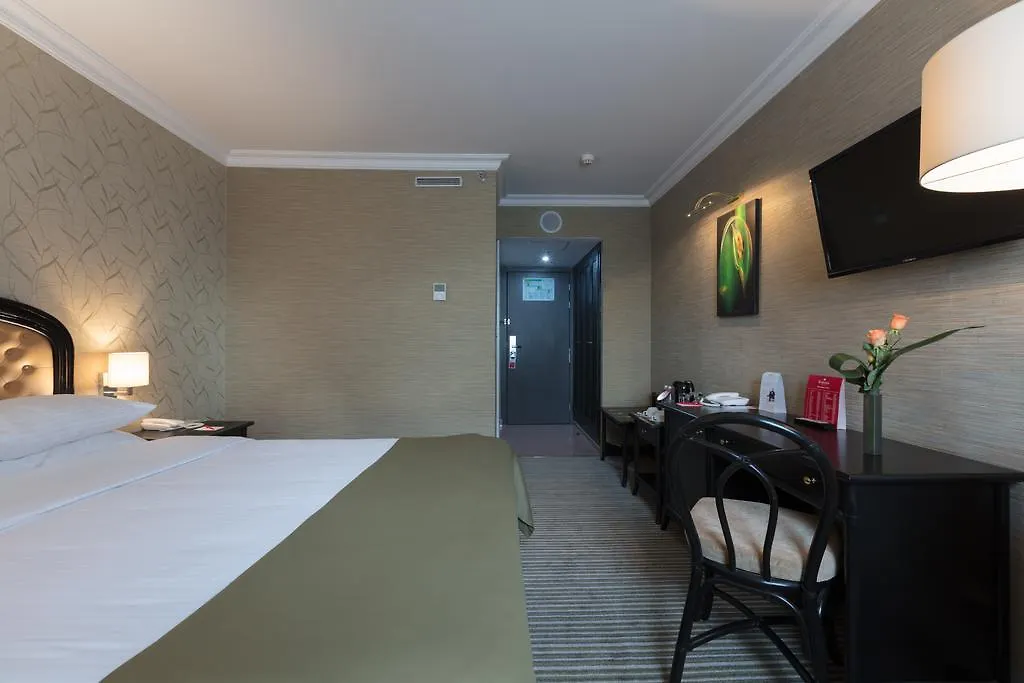 Ramada By Wyndham Sofia City Center Отель